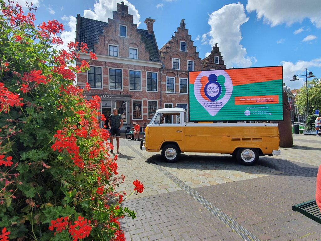 Volswagen T2 ledschermbus onderweg