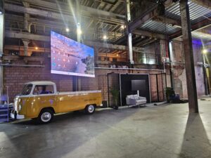 Groot ledscherm op volkwagen busje